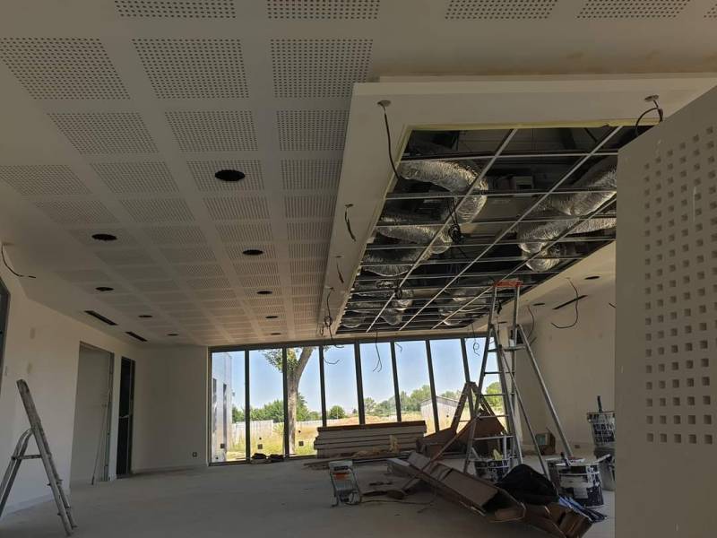 Création d’un espace professionnel à Tonneins, proche Sud Gironde – plafond démontable, plafond acoustique décoratif et plâtrerie avec lumière indirecte