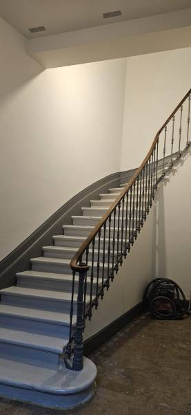 énovation de cage d’escalier à Bordeaux proche Floirac avec reprise des murs à l’enduit et peinture professionnelle pour un rendu propre et durable