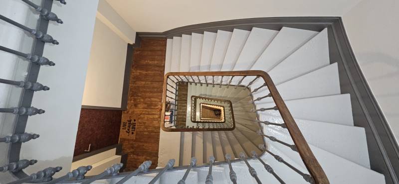 Travaux de peinture intérieure et rénovation d’escalier réalisés par un artisan peintre basé à Artigues-près-Bordeaux, spécialisé en remise en état complète.